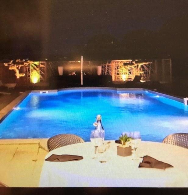 Sous Les Pins Hotel Etoile-sur-Rhone ภายนอก รูปภาพ